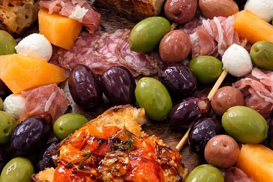 Plateau de charcuterie, bruschetta et olives